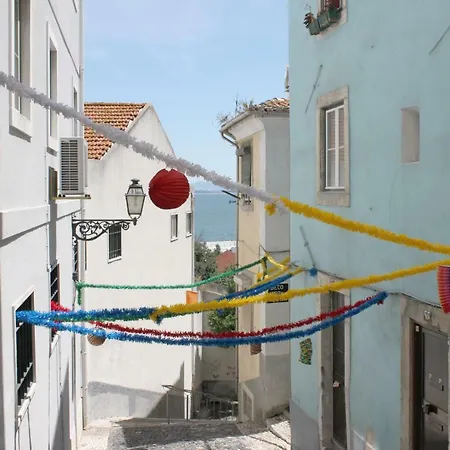 Little River View Triplex In Alfama Lisbon